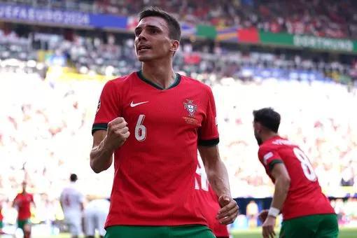 記者：拜仁欲售帕利尼亞，曼聯有意。