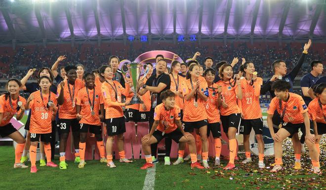 常衛魏自豪留亞冠獎杯武漢，感謝球迷助威