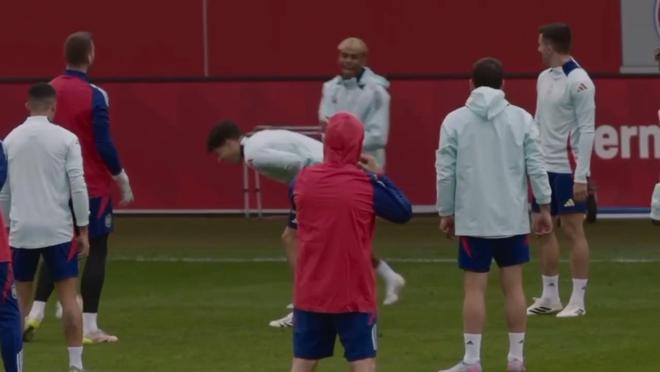 西班牙歐國聯賽前輕松訓練，亞馬爾強勢擊倒庫巴西。