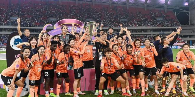 武漢女足主帥：冠軍金高，再攀高峰。