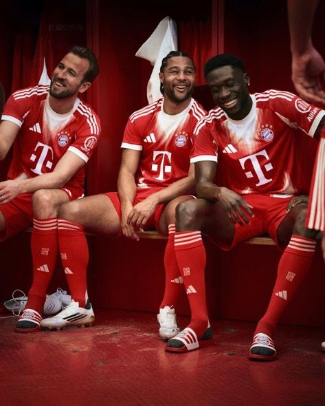 阿迪達斯新賽季拜仁主場球衣發布