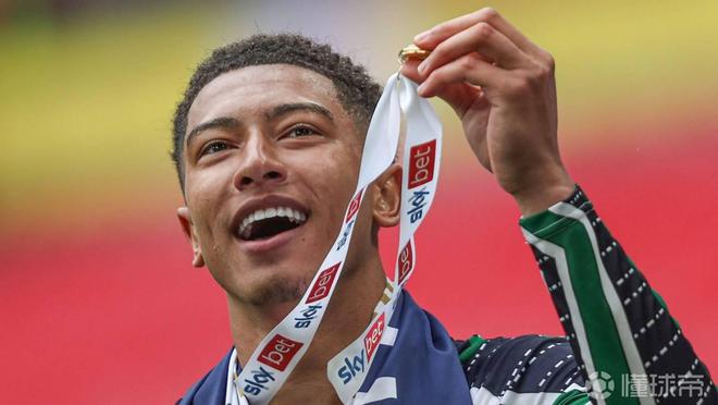 若雷納離隊(duì)，小貝林接棒，下季多特7號(hào)。