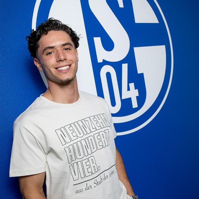 官方：沙爾克04簽約法齊，22歲德國中場至2029年。