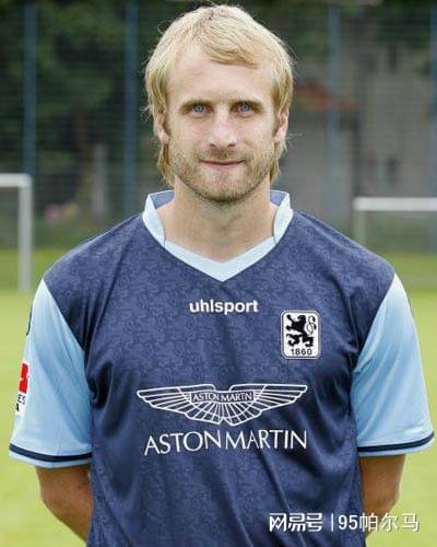 35歲退役玻璃人，未為拜仁效力，同城死敵效力9年。