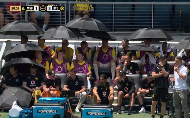 多特蒙德替補席烈日遮傘