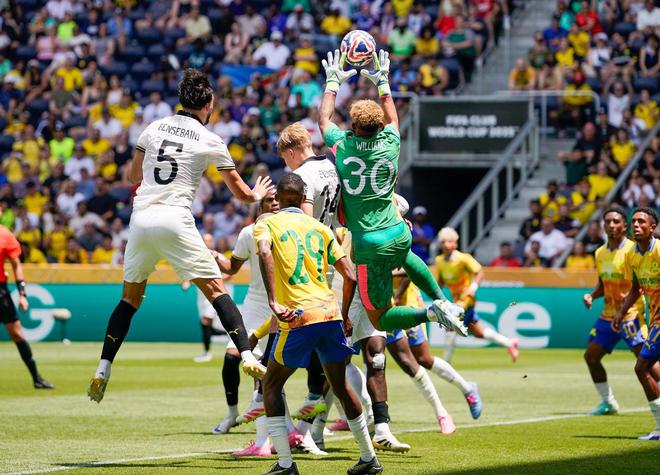 多特蒙德4比3險敗，南非隊逼近，球迷失望。