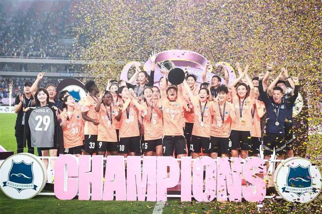 陳晨接棒丁旋，頂上登頂亞冠！武漢女足榮耀接力！
