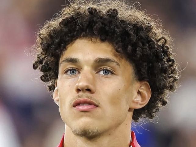 23歲法國邊鋒，7球12助攻，7000萬歐身價，6豪門爭搶！