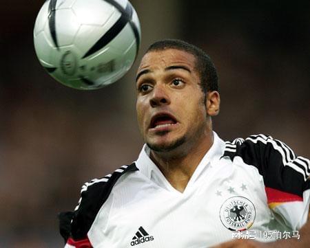 德國速度之星，世界杯一戰(zhàn)成名，29歲因傷退役。