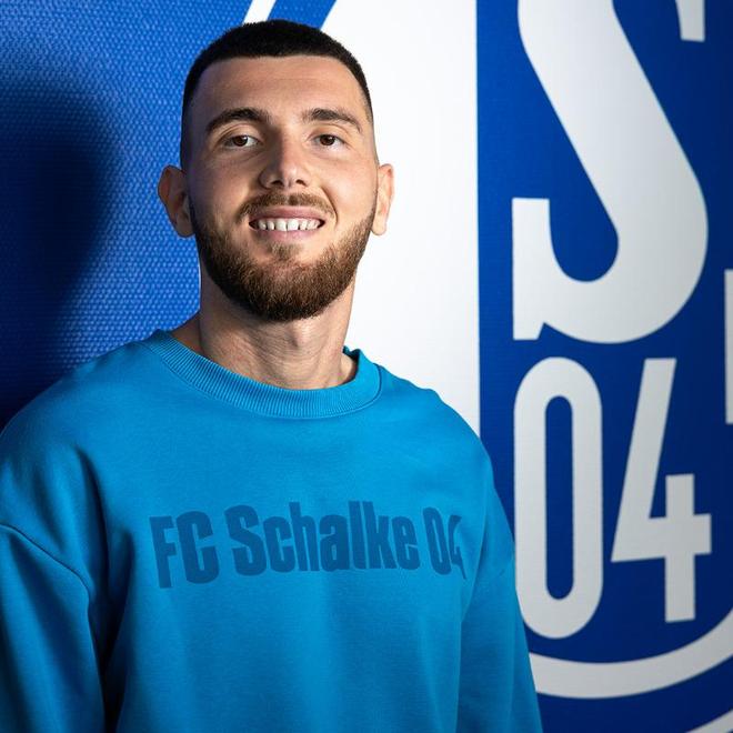 官方：沙爾克04簽約土耳其中衛庫魯凱。