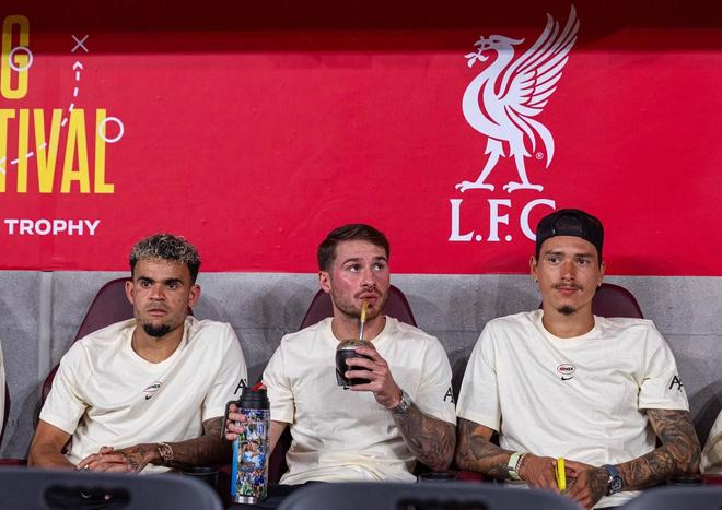 迪亞斯離隊，麥卡利斯特淚目