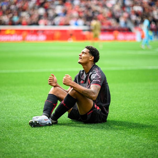 致敬若塔，夸安薩進球后手柄慶祝動作