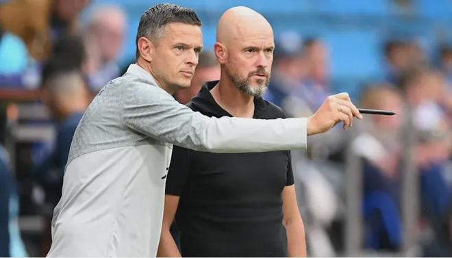 滕哈赫關系緊張，被疑為近二十年最差主帥之一。