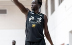 奧莫特穿北京男籃球衣，曬與沙約克訓練照，暗示留隊？